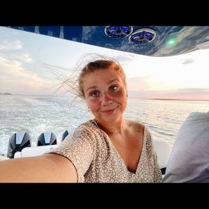 Meet your Posher, Caitlin